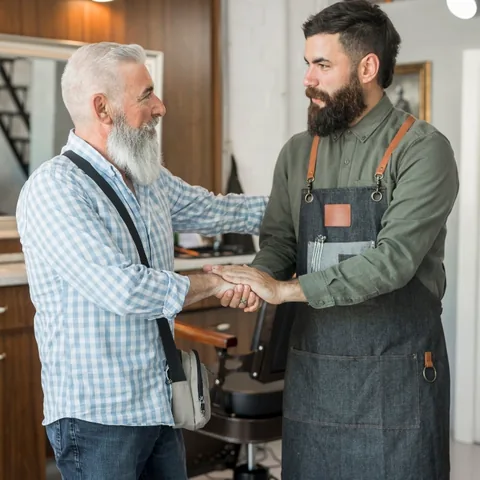 Cliente a cumprimentar o dono de uma barbearia local