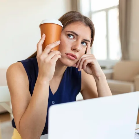 Empreendedora a trabalhar ao portátil